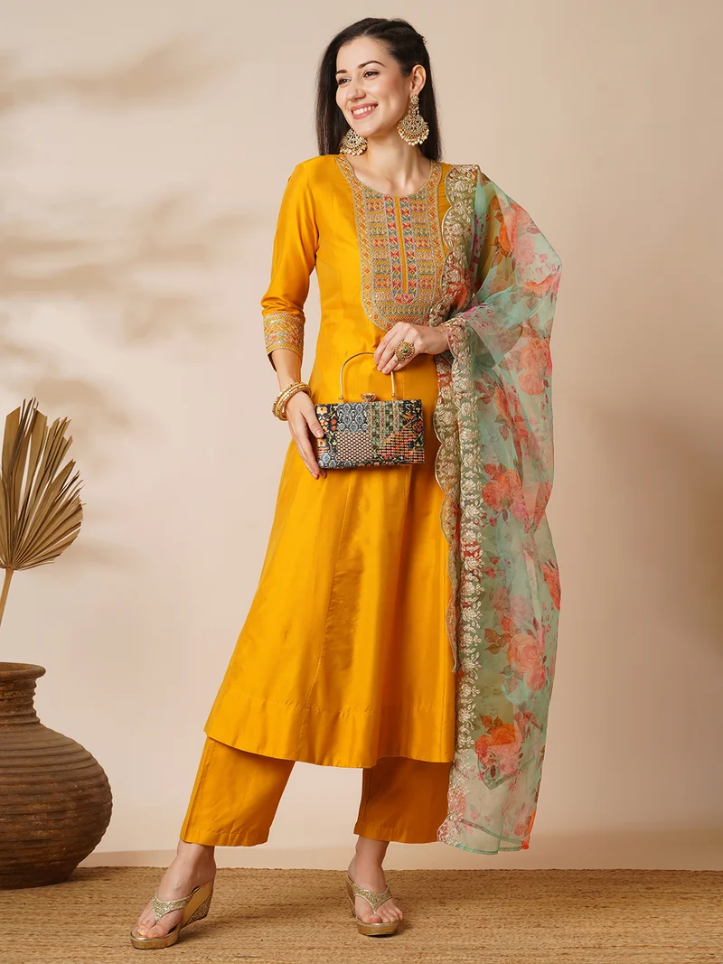 جلو باص Globus Women Multi Green Ethnic Motifs Printed Party Clutch With Detachable Chain Strap